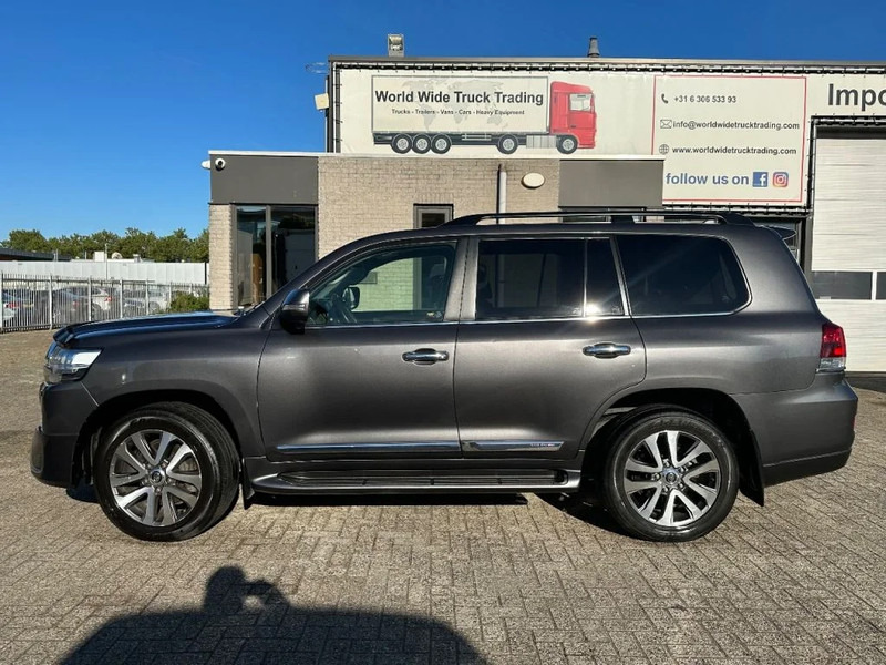 Toyota Land Cruiser V8 LAND CRUISER 200 V8 + CAMERA 360 + FRIDGE + DIESEL + ONLY EXPORT - SUV: picture 2 Toyota Land Cruiser V8 LAND CRUISER 200 V8 + CAMERA 360 + FRIDGE + DIESEL + ONLY EXPORT - SUV: picture 2