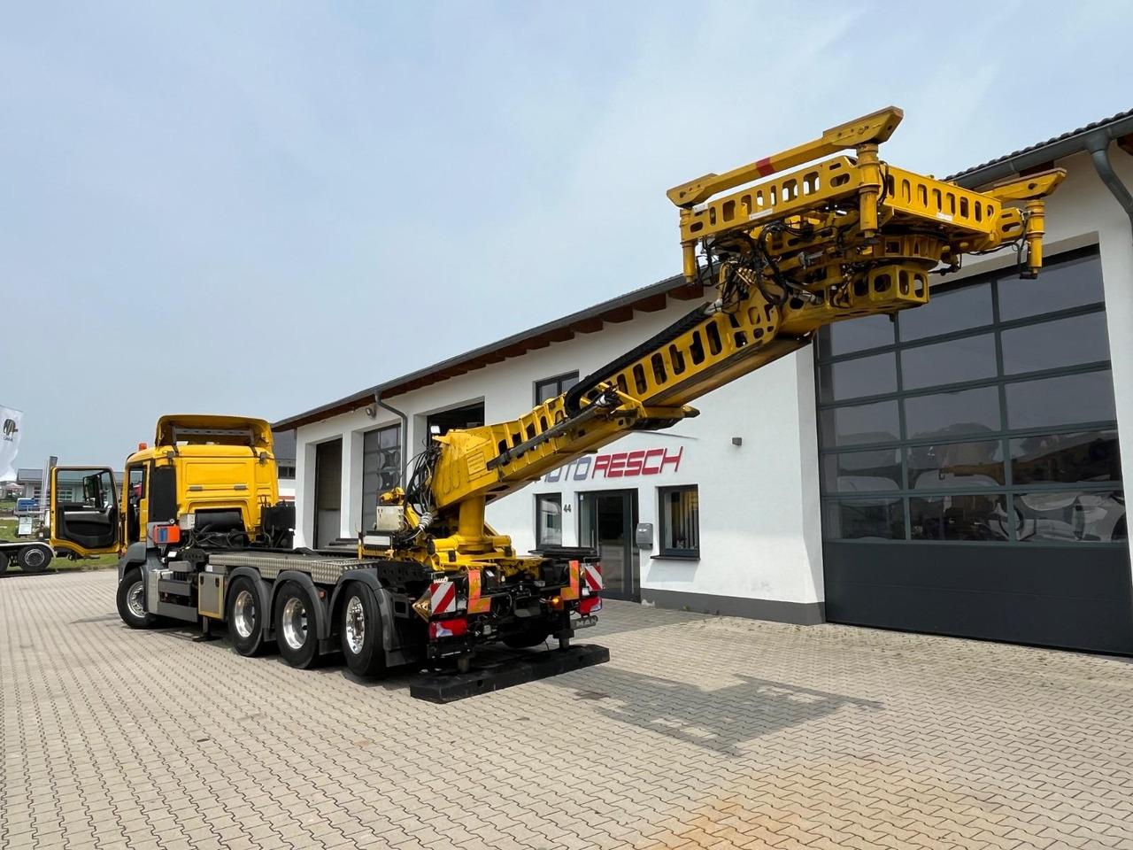 MAN TGS 35.480 8x4-4BL Deuringer Garagentransporter - Crane truck: picture 3 MAN TGS 35.480 8x4-4BL Deuringer Garagentransporter - Crane truck: picture 3