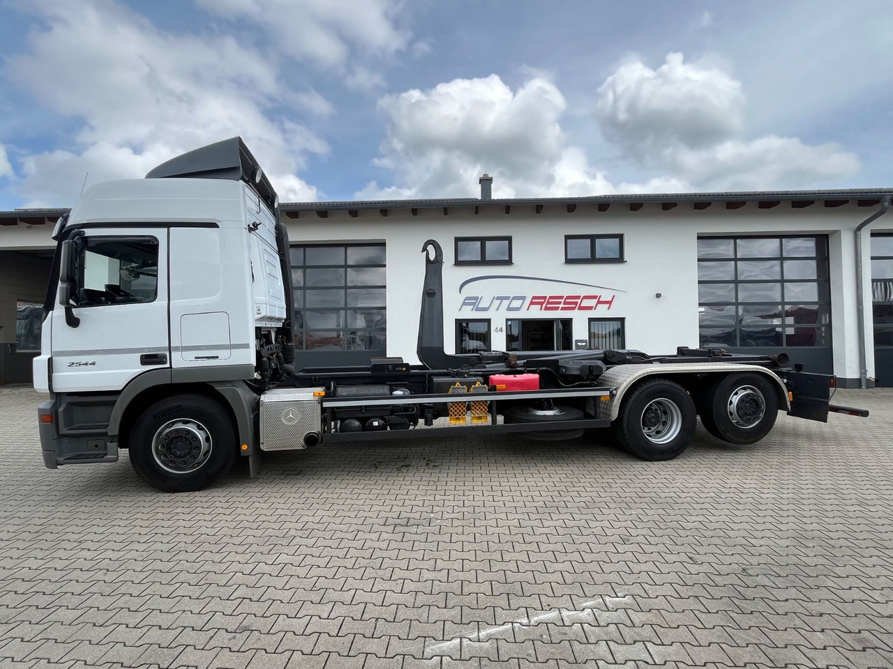 Mercedes-Benz Actros 2544 MP3 Abrollkipper original 84.000KM - Hook lift truck: picture 3 Mercedes-Benz Actros 2544 MP3 Abrollkipper original 84.000KM - Hook lift truck: picture 3