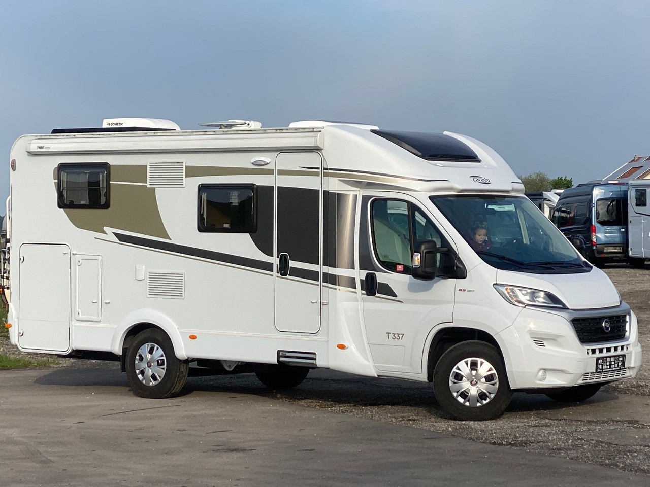 Carado T 337, mit Klima, Solar,SAT,Längsbetten - Semi-integrated motorhome: picture 4 Carado T 337, mit Klima, Solar,SAT,Längsbetten - Semi-integrated motorhome: picture 4