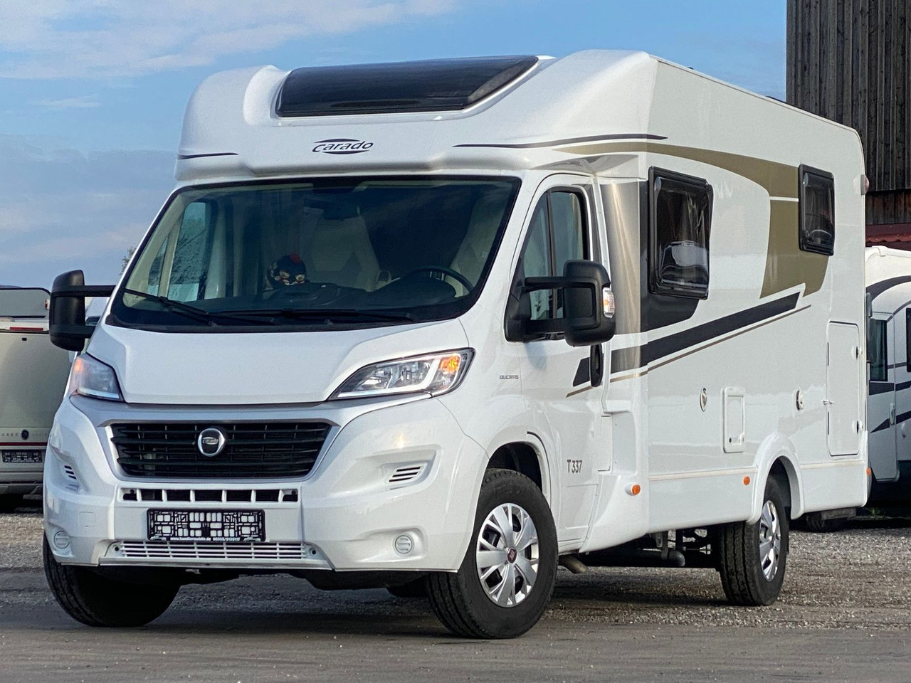 Carado T 337, mit Klima, Solar,SAT,Längsbetten - Semi-integrated motorhome: picture 3 Carado T 337, mit Klima, Solar,SAT,Längsbetten - Semi-integrated motorhome: picture 3