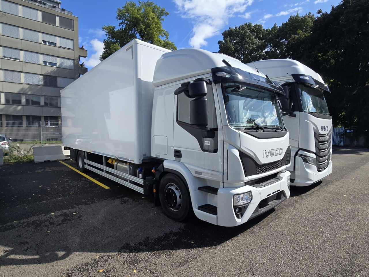 IVECO Eurocargo ML160E28/FP Koffer mit Ladebordwand - Box truck: picture 1 IVECO Eurocargo ML160E28/FP Koffer mit Ladebordwand - Box truck: picture 1
