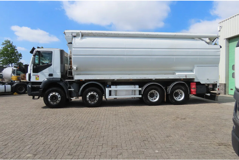 Iveco Eurotrakker 410 8x4. Light damages, 100% all working. 100% drivable - Tanker truck: picture 4 Iveco Eurotrakker 410 8x4. Light damages, 100% all working. 100% drivable - Tanker truck: picture 4