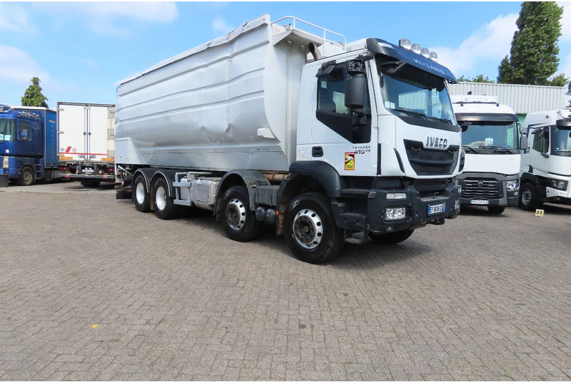Iveco Eurotrakker 410 8x4. Light damages, 100% all working. 100% drivable - Tanker truck: picture 3 Iveco Eurotrakker 410 8x4. Light damages, 100% all working. 100% drivable - Tanker truck: picture 3
