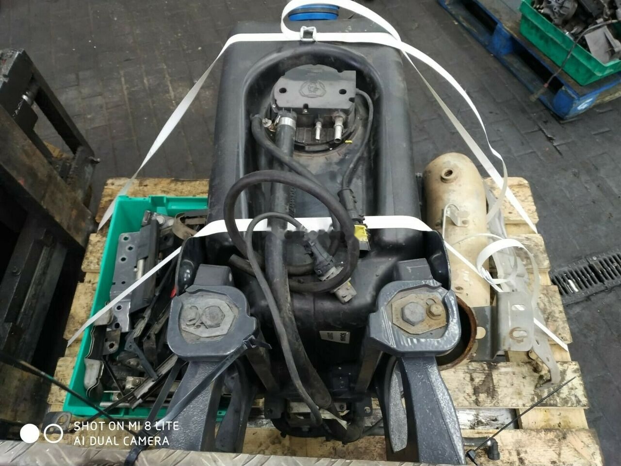 Scania 2244863 2140809 - AdBlue tank for Truck: picture 3 Scania 2244863 2140809 - AdBlue tank for Truck: picture 3