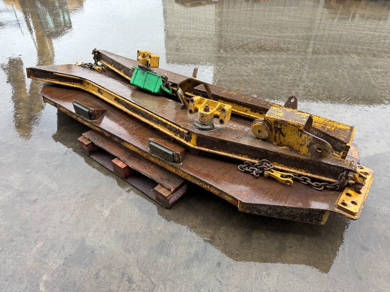 Cat 730 - Tail lift for Construction machinery: picture 4 Cat 730 - Tail lift for Construction machinery: picture 4