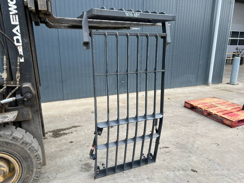 Doosan DX180 / DX225 - Cab and interior for Construction machinery: picture 1 Doosan DX180 / DX225 - Cab and interior for Construction machinery: picture 1