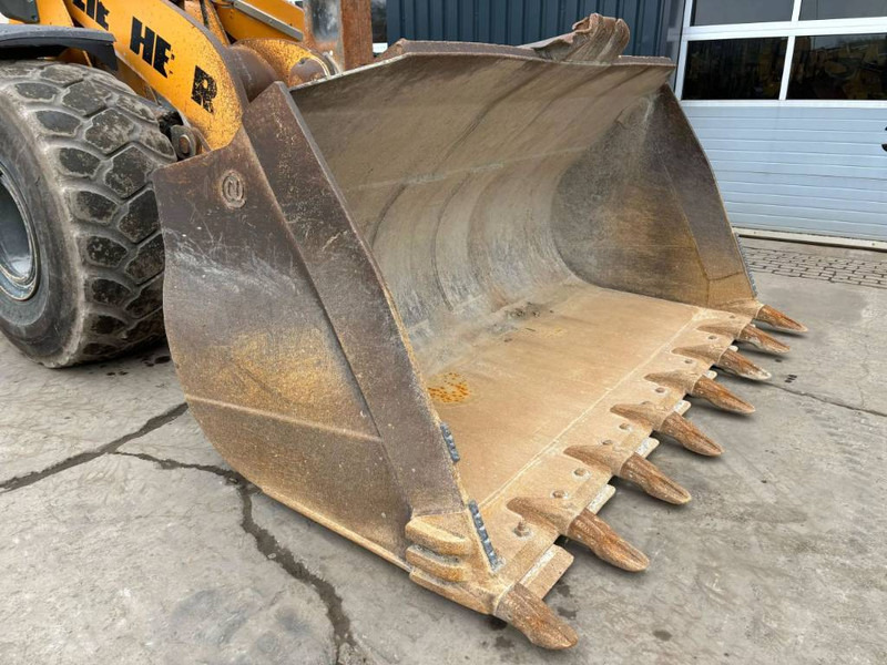 Wheel loader Liebherr L580: picture 11