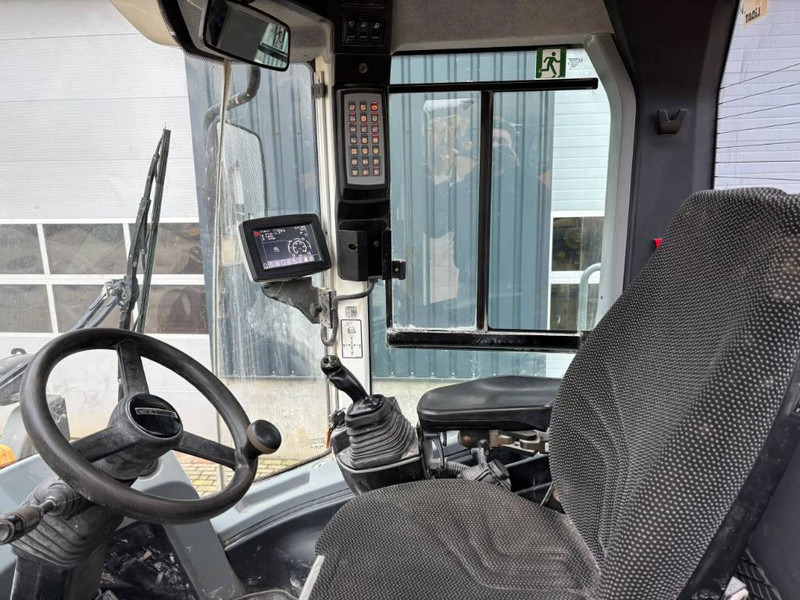 Wheel loader Liebherr L580: picture 19