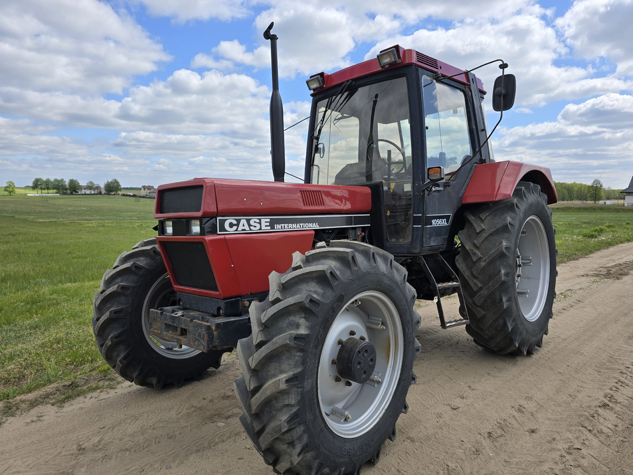 CASE IH 1056 XL - Farm tractor: picture 1 CASE IH 1056 XL - Farm tractor: picture 1