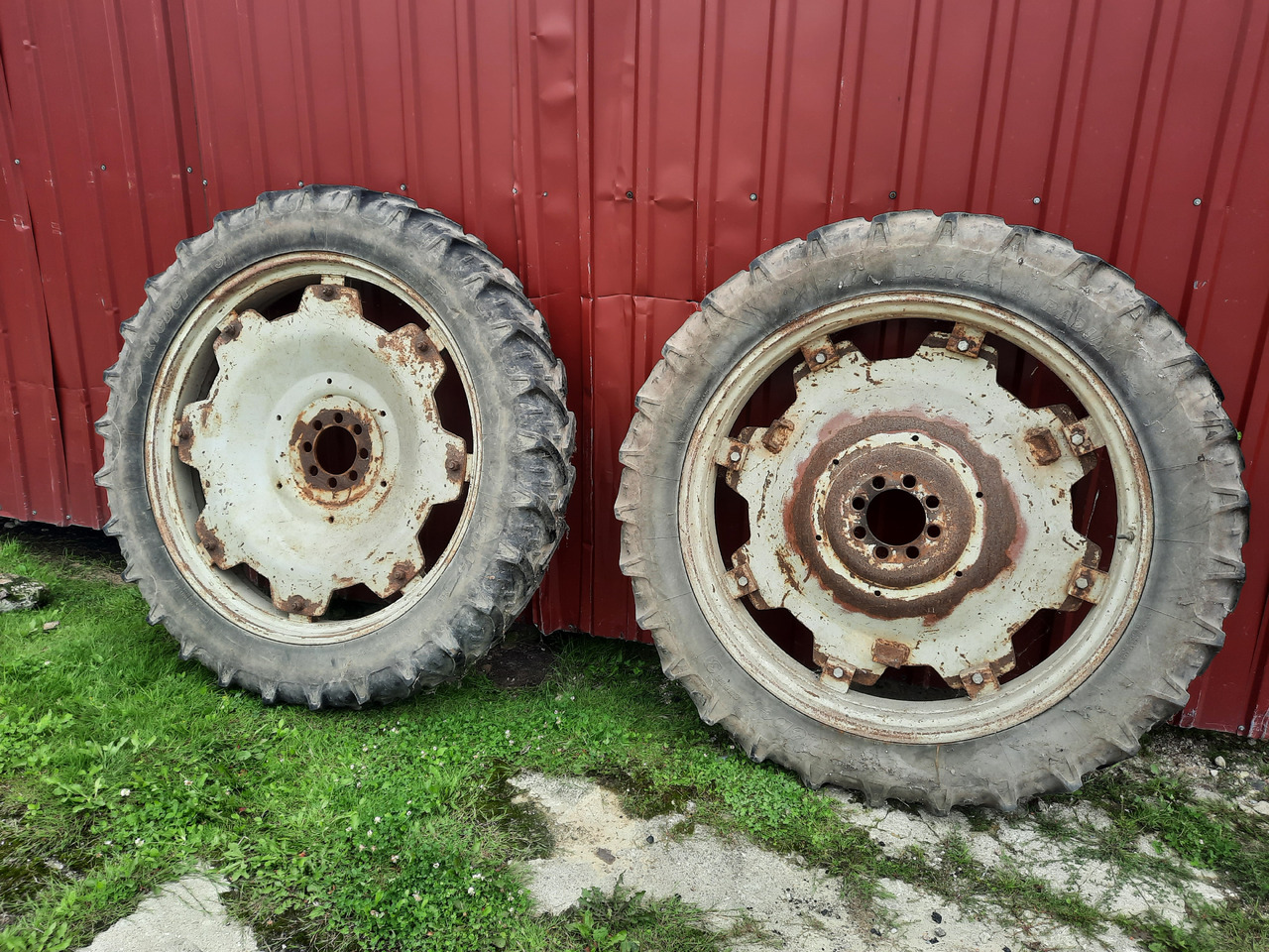 KLEBER Super 3 11.2 R44 - Wheel and tire package for Agricultural machinery: picture 2 KLEBER Super 3 11.2 R44 - Wheel and tire package for Agricultural machinery: picture 2