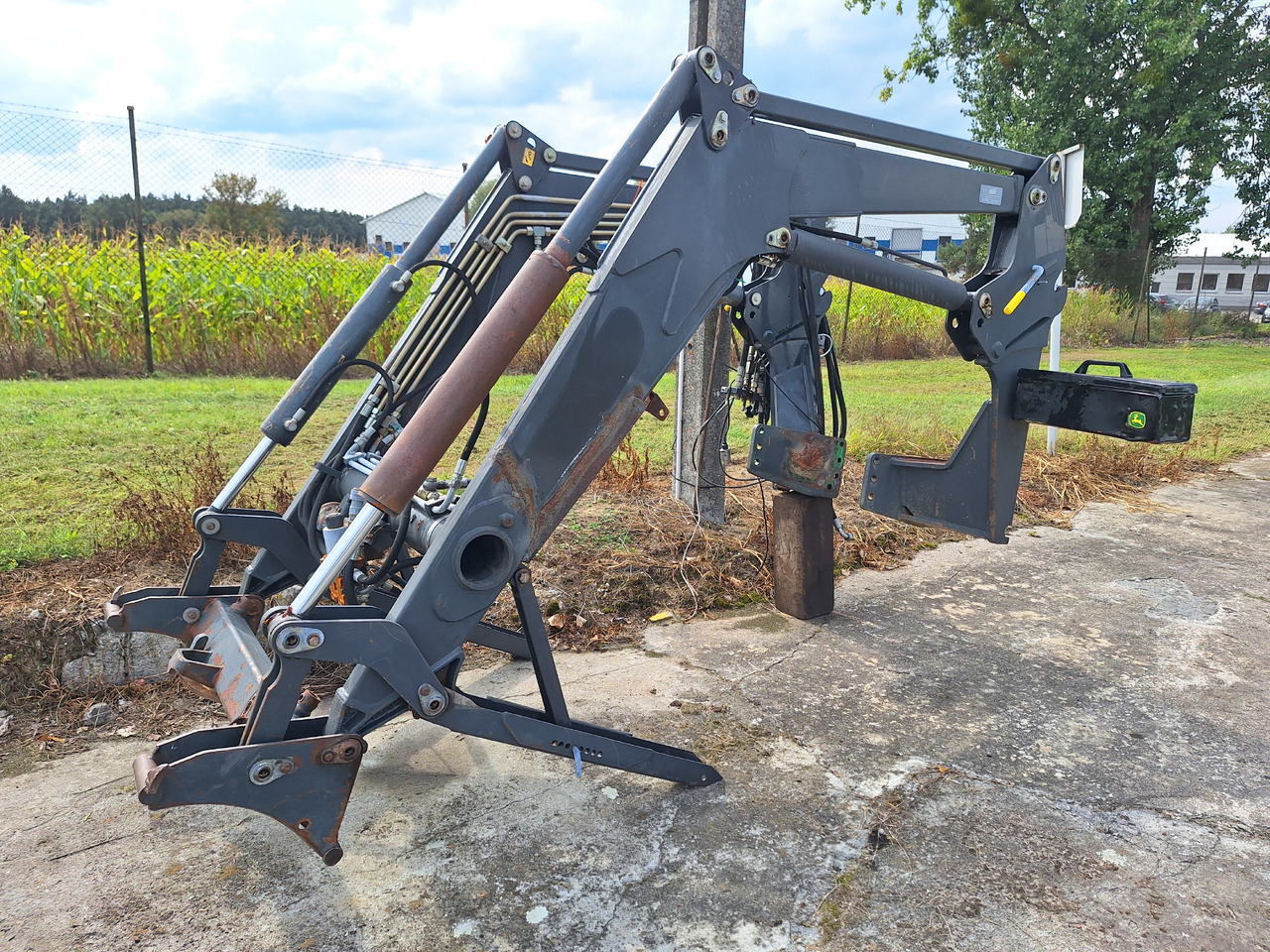 Manip MP85 - Front loader for tractor: picture 1 Manip MP85 - Front loader for tractor: picture 1