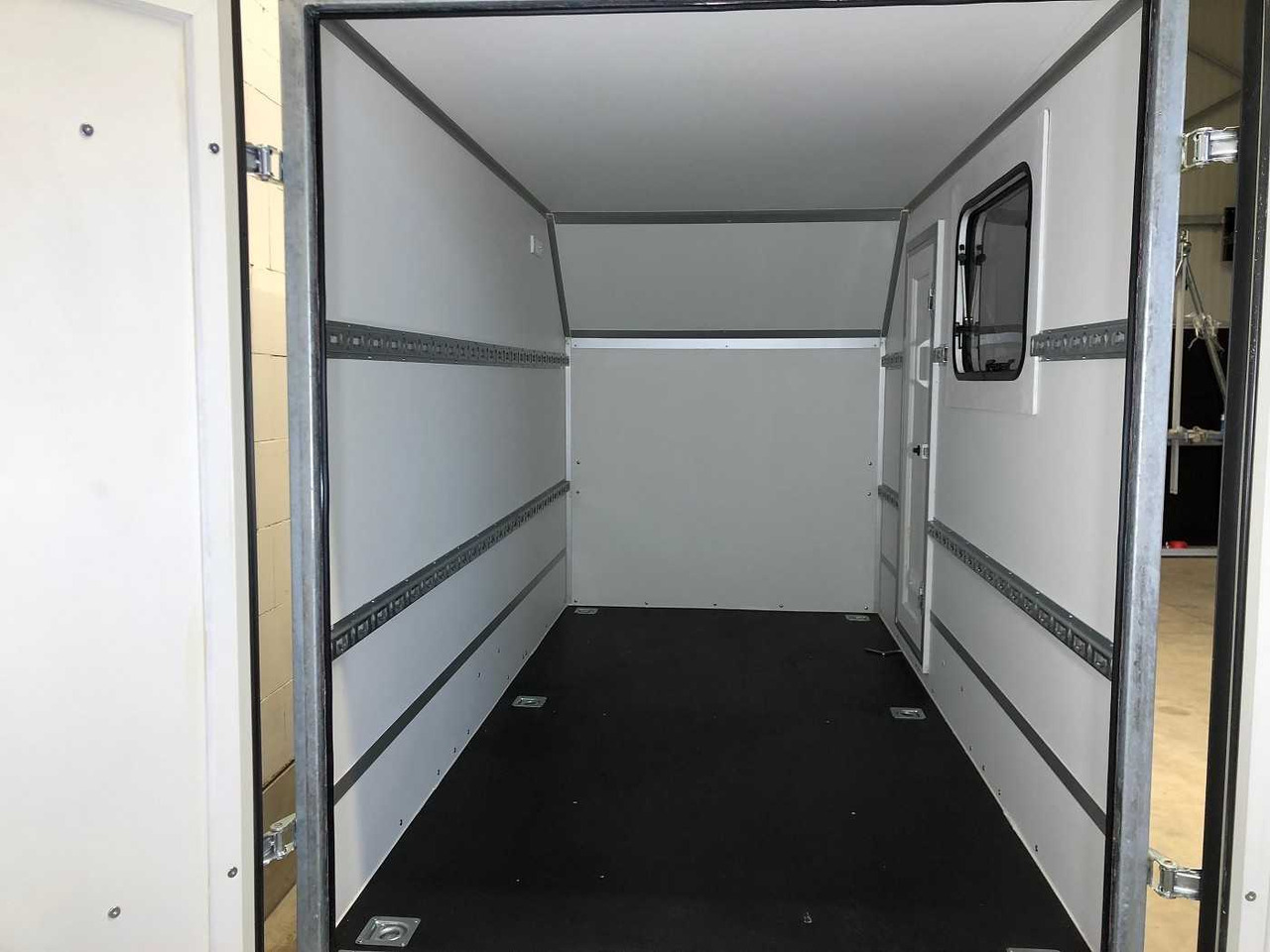 New Closed box trailer BLYSS F1330HD Seitentür,Fenster,Aero Kofferanhänger: picture 9