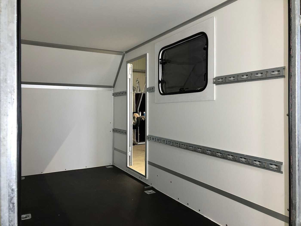 New Closed box trailer BLYSS F1330HD Seitentür,Fenster,Aero Kofferanhänger: picture 20