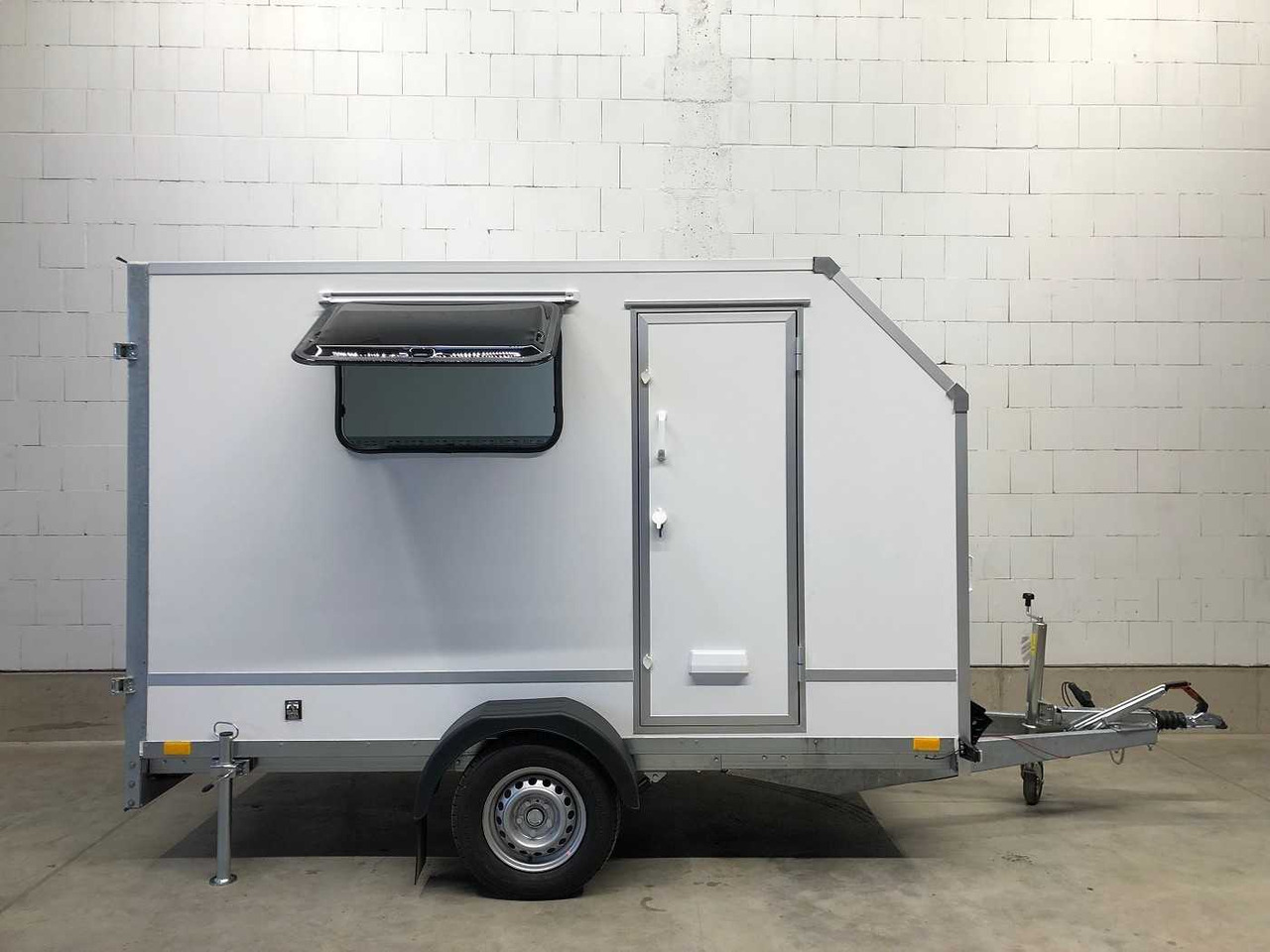 New Closed box trailer BLYSS F1330HD Seitentür,Fenster,Aero Kofferanhänger: picture 11