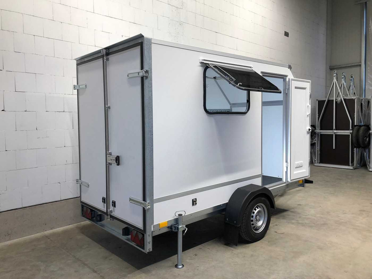 New Closed box trailer BLYSS F1330HD Seitentür,Fenster,Aero Kofferanhänger: picture 18