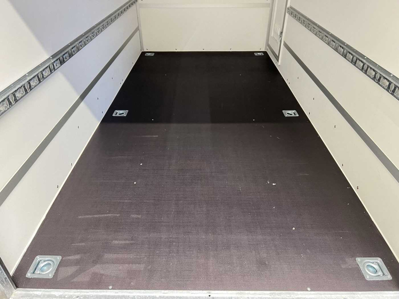 BLYSS F2030HTD Rampe Tür 2 Fenster Kofferanhänger - Motorcycle trailer: picture 5 BLYSS F2030HTD Rampe Tür 2 Fenster Kofferanhänger - Motorcycle trailer: picture 5