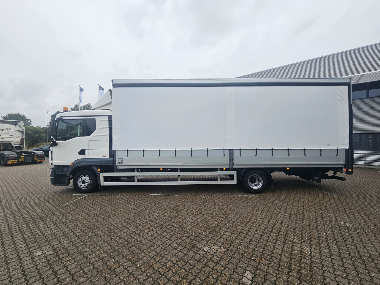 MAN TGL 12.250 - Curtain side truck: picture 5 MAN TGL 12.250 - Curtain side truck: picture 5