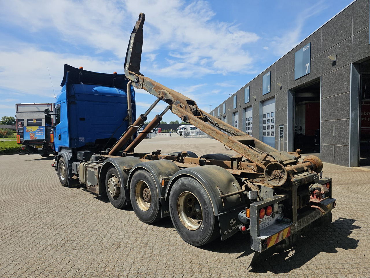 Scania R560 8x2 - Hook lift truck: picture 3 Scania R560 8x2 - Hook lift truck: picture 3