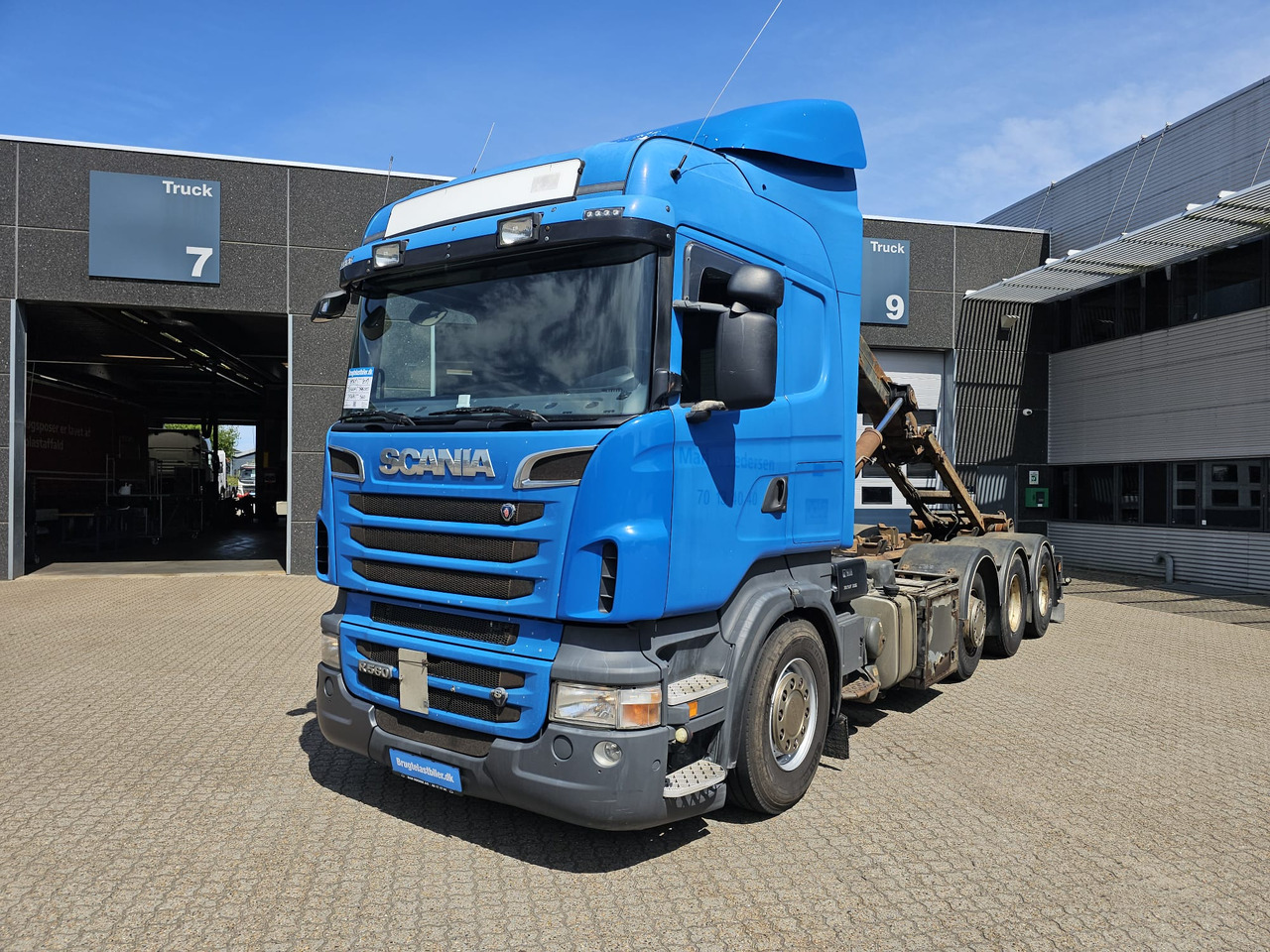 Scania R560 8x2 - Hook lift truck: picture 1 Scania R560 8x2 - Hook lift truck: picture 1