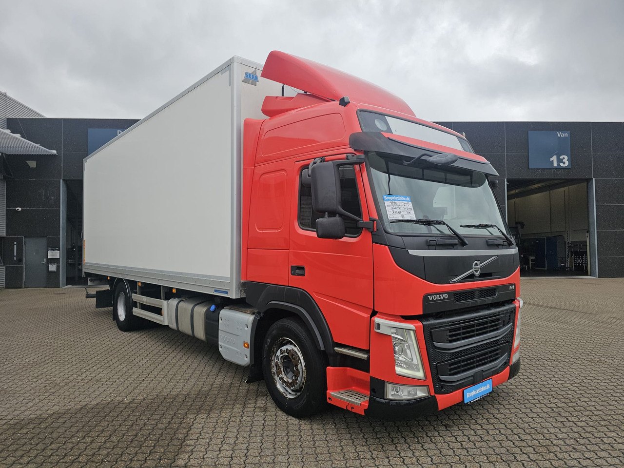 Volvo FM340 - Box truck: picture 2 Volvo FM340 - Box truck: picture 2