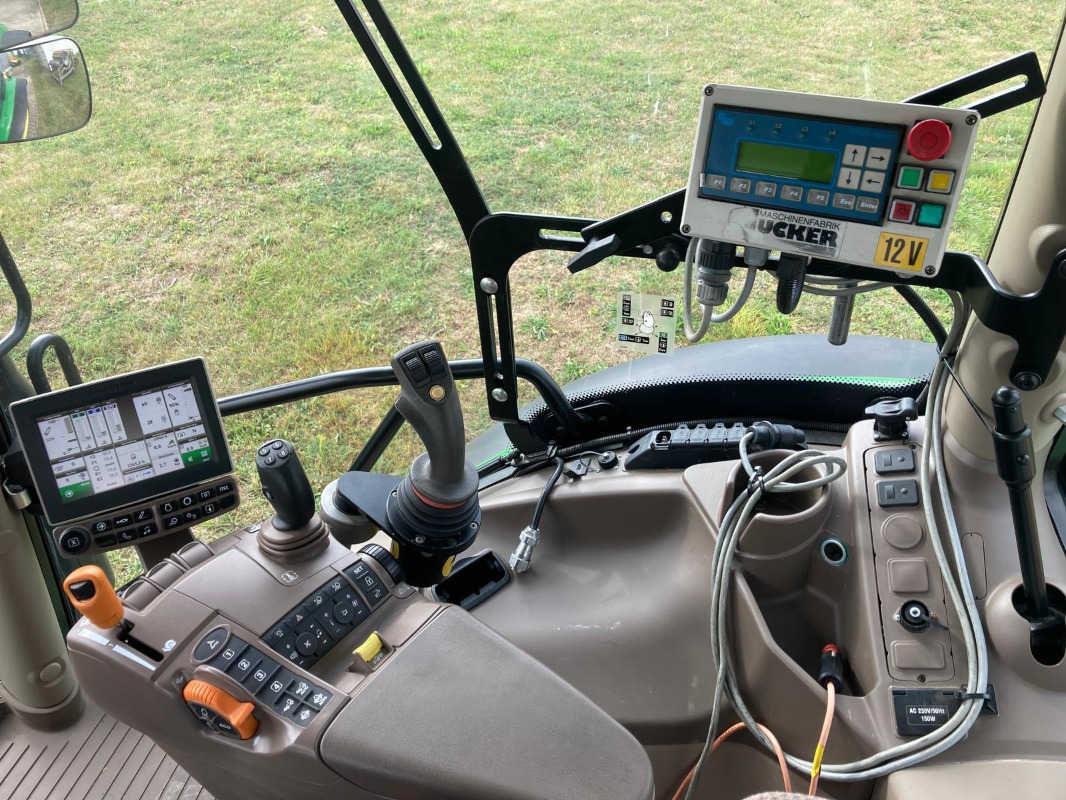 John Deere 6110R - Farm tractor: picture 3 John Deere 6110R - Farm tractor: picture 3