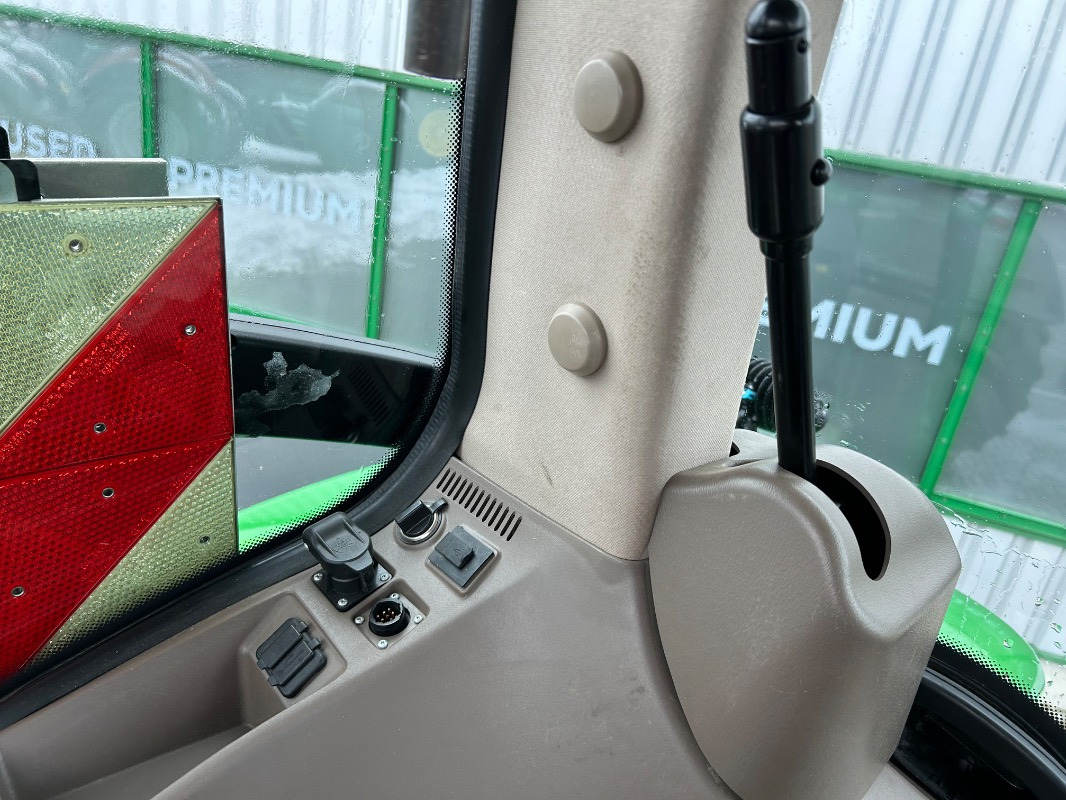 Farm tractor John Deere 8370R: picture 9