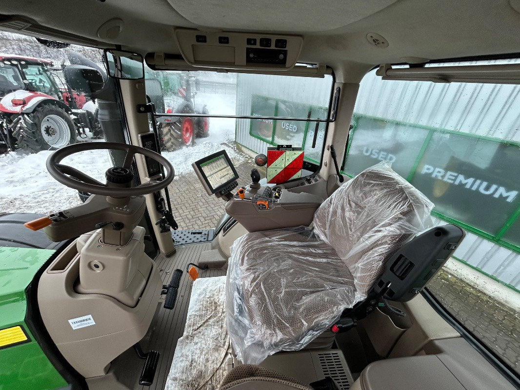 Farm tractor John Deere 8370R: picture 6