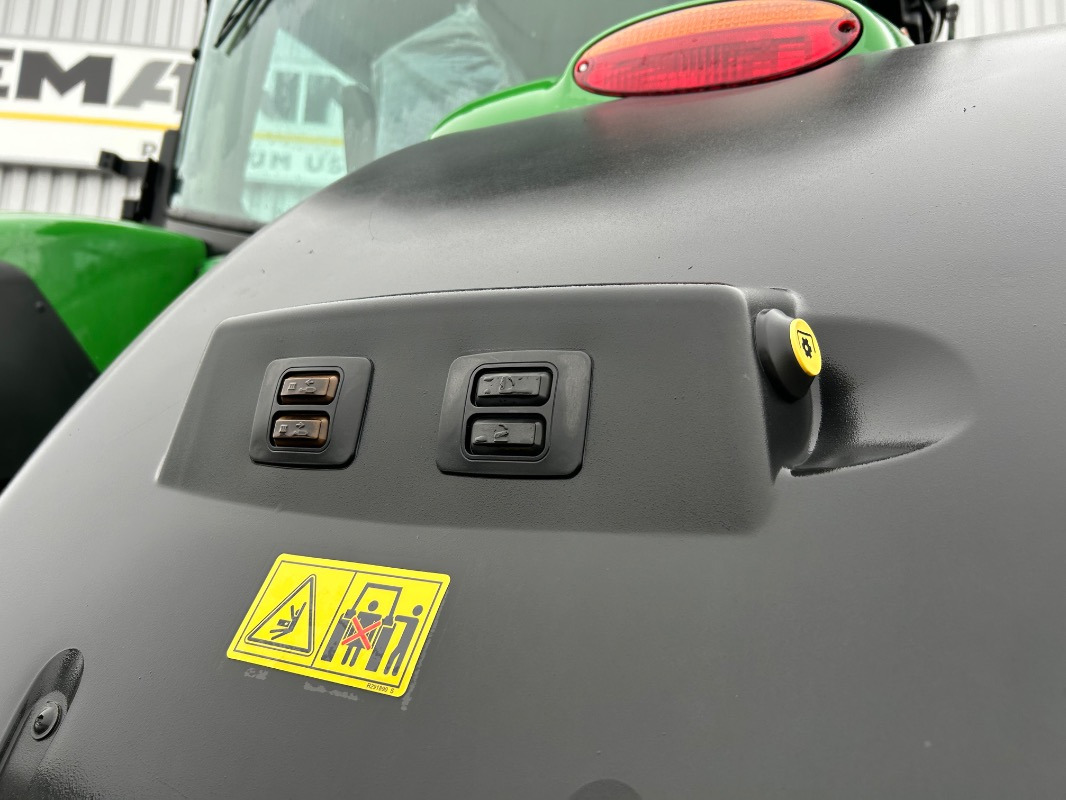 Farm tractor John Deere 8370R: picture 14
