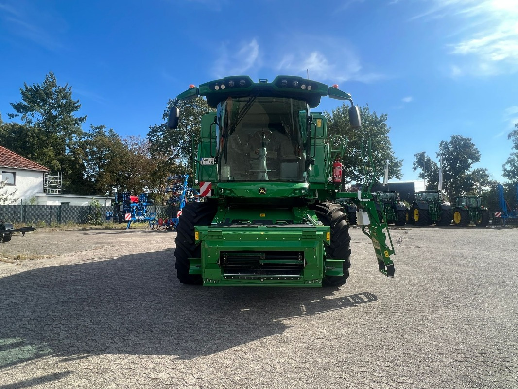 John Deere T560 - Combine harvester: picture 2 John Deere T560 - Combine harvester: picture 2