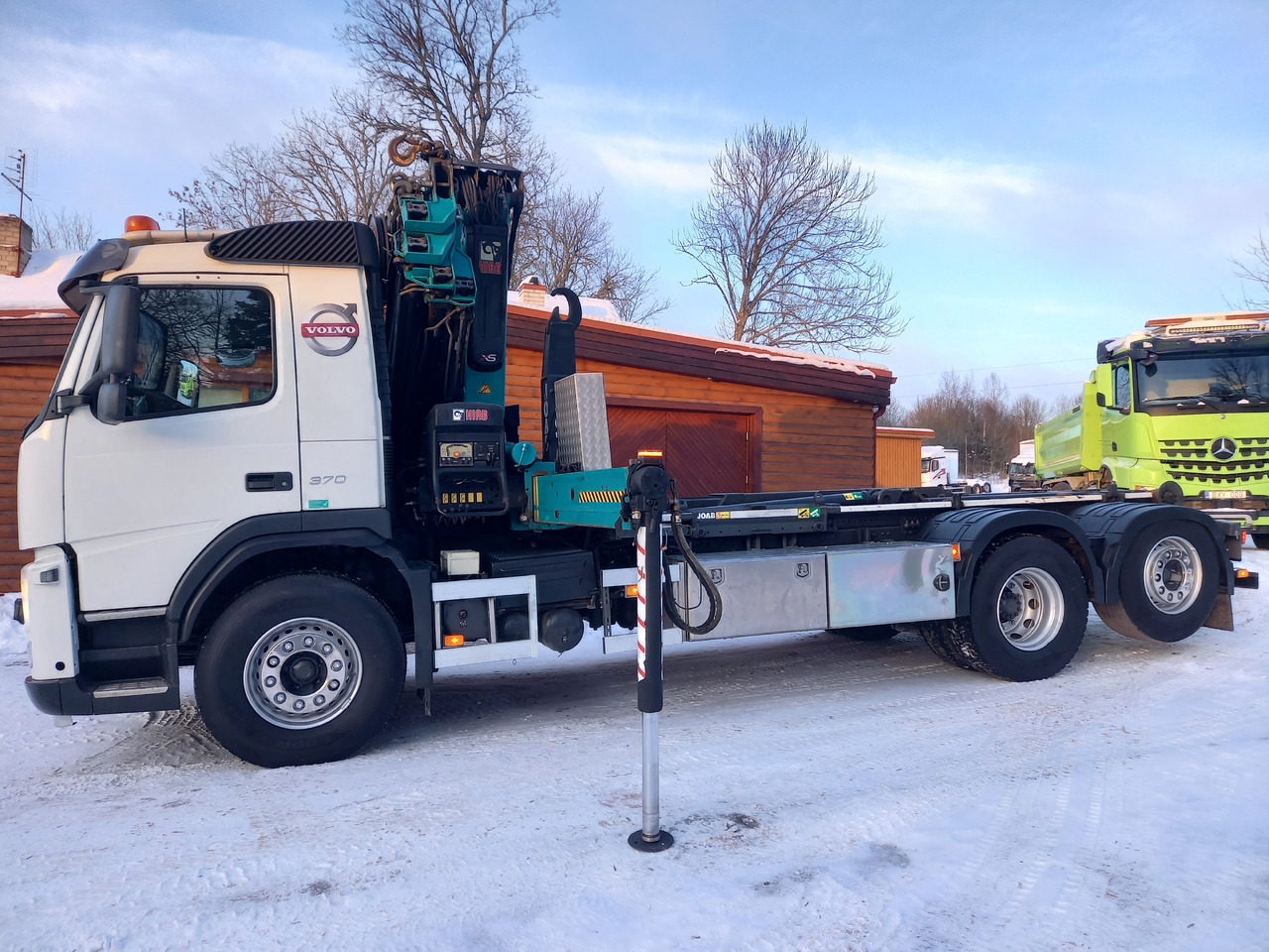 Volvo FM 370, 6x2, HIAB 211 E-6, JOAB - Hook lift truck: picture 2 Volvo FM 370, 6x2, HIAB 211 E-6, JOAB - Hook lift truck: picture 2