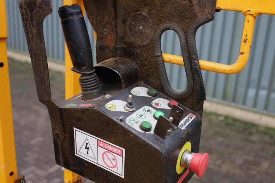 Haulotte Compact 10N As-Is, Electric, 10m Working Height, 2 - Scissor lift: picture 4 Haulotte Compact 10N As-Is, Electric, 10m Working Height, 2 - Scissor lift: picture 4