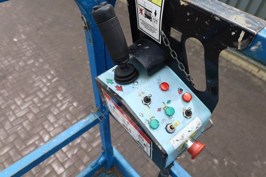 Haulotte Compact 12RTE Electric, 12m Working Height, 450kg - Scissor lift: picture 4 Haulotte Compact 12RTE Electric, 12m Working Height, 450kg - Scissor lift: picture 4