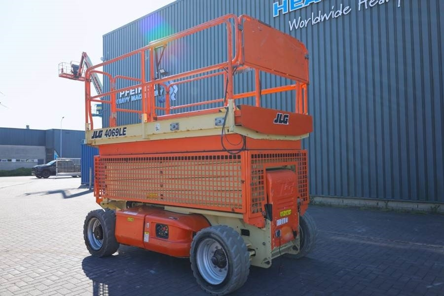Scissor lift JLG M4069 Hybrid, 14.2m Working Height, 360kg Capacity: picture 8