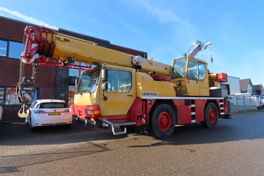 Liebherr LTM 1030-2.1 - All terrain crane: picture 1 Liebherr LTM 1030-2.1 - All terrain crane: picture 1