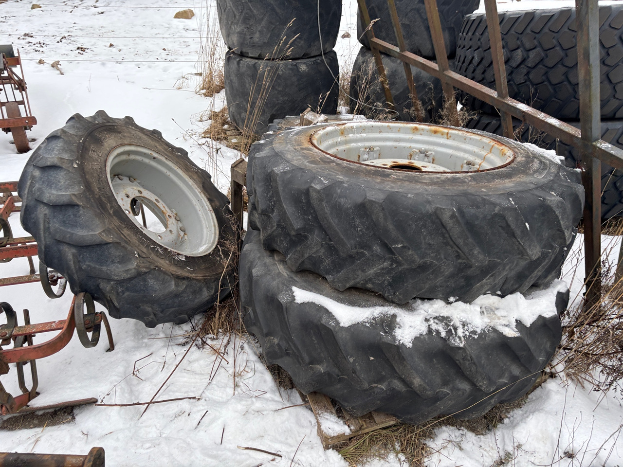 Däck Goodyear med fälg till Massey Ferguson 4st - Tire for Agricultural machinery: picture 1 Däck Goodyear med fälg till Massey Ferguson 4st - Tire for Agricultural machinery: picture 1