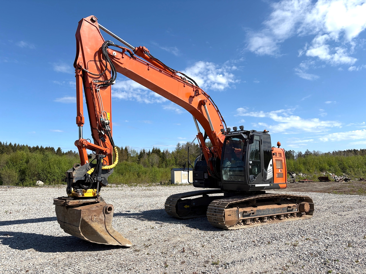 Hitachi ZX225USLC-6 - Excavator: picture 1 Hitachi ZX225USLC-6 - Excavator: picture 1