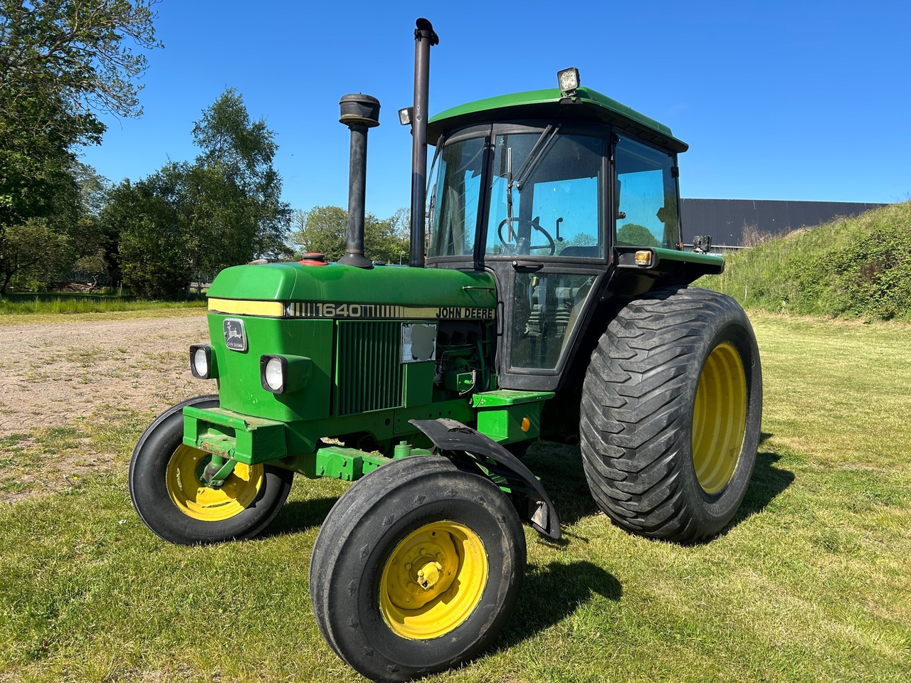 John Deere 1640 - Farm tractor: picture 1 John Deere 1640 - Farm tractor: picture 1