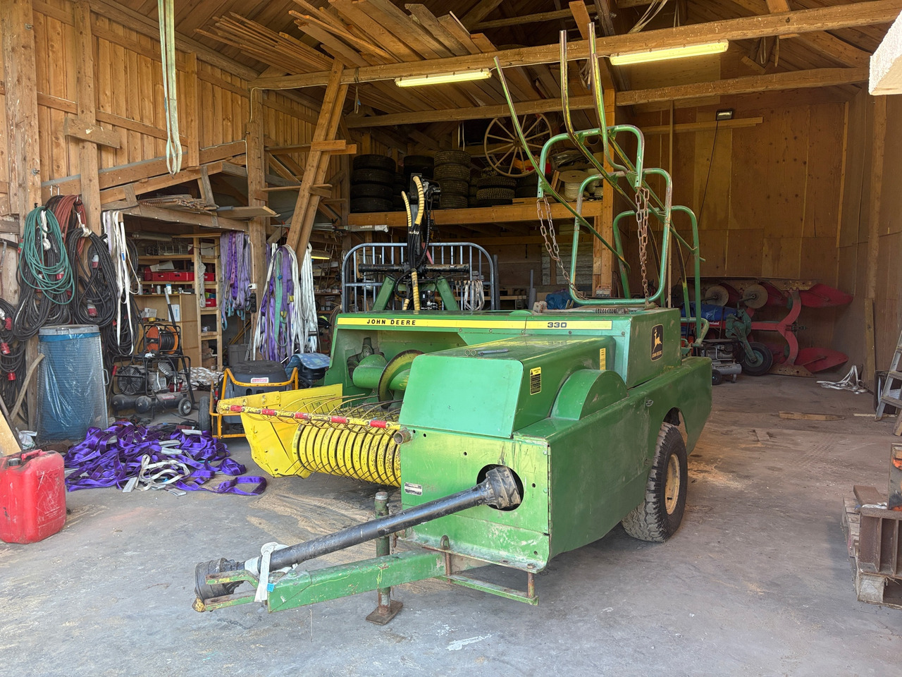 John Deere 330 - Round baler: picture 1 John Deere 330 - Round baler: picture 1