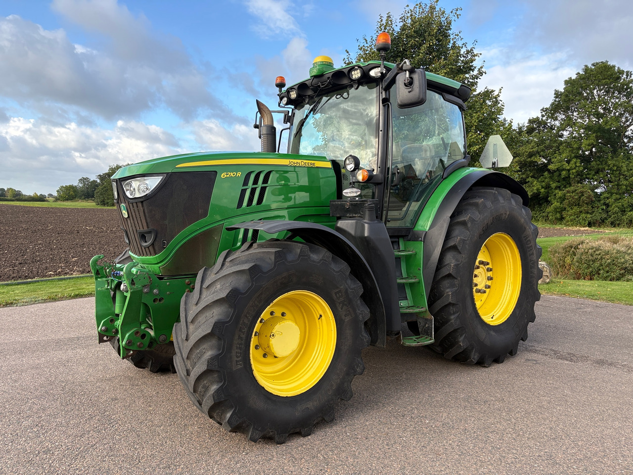 John Deere 6210R - Farm tractor: picture 1 John Deere 6210R - Farm tractor: picture 1