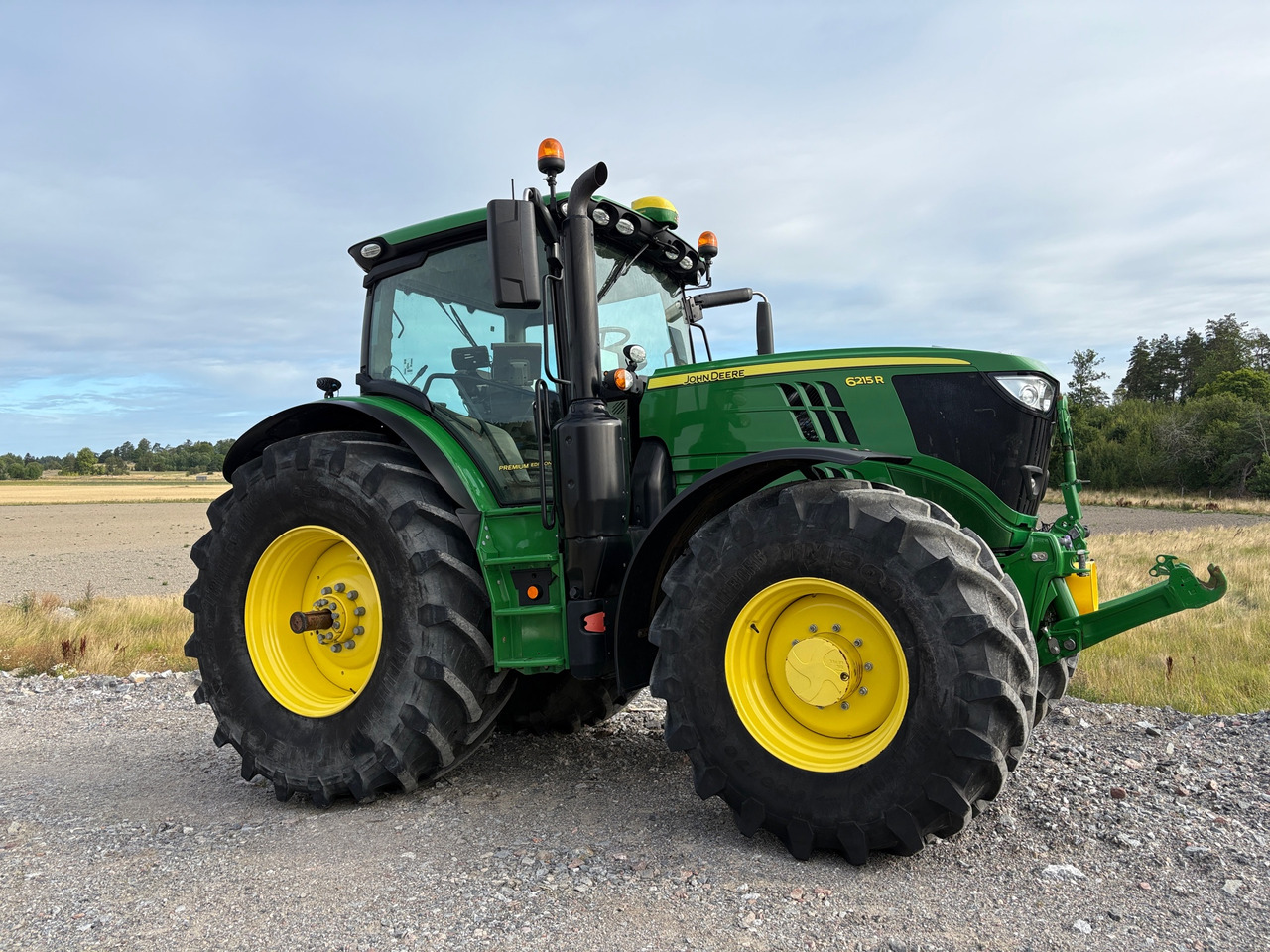 John Deere 6215R - Farm tractor: picture 1 John Deere 6215R - Farm tractor: picture 1