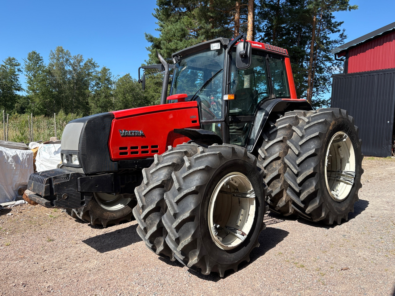 Valtra 6850-4 HiTech - Farm tractor: picture 1 Valtra 6850-4 HiTech - Farm tractor: picture 1