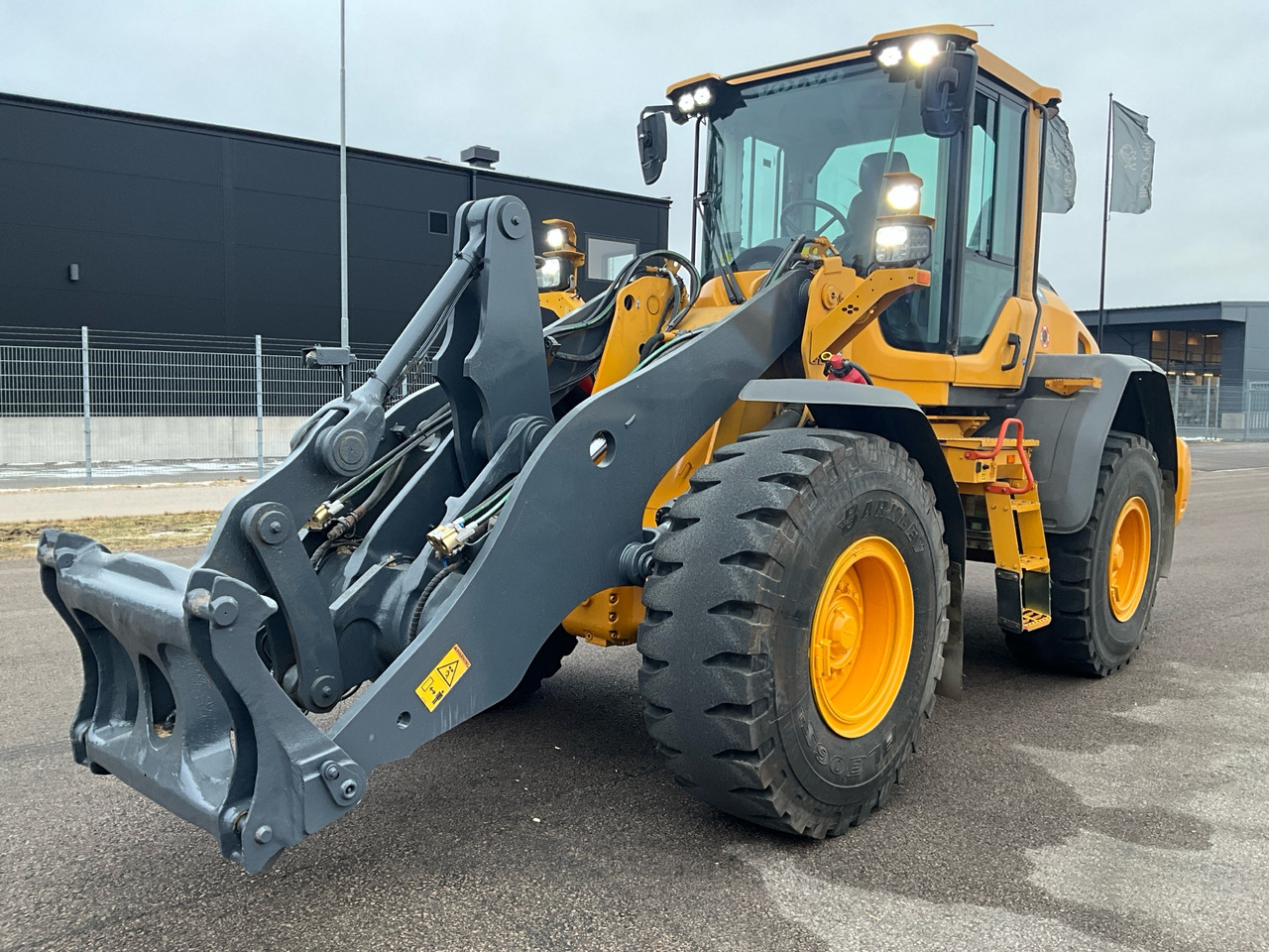 Volvo L90H - Wheel loader: picture 1 Volvo L90H - Wheel loader: picture 1