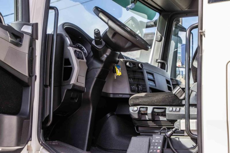 Interior photo 1: Tractor unit MAN TGX 18.500 XL BLS+INTARDER+BIG AXLE+HYDR.