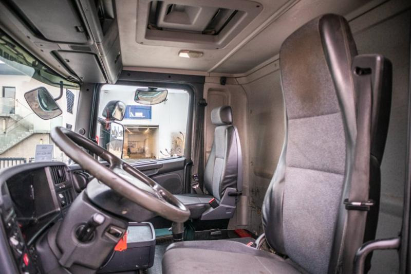 Interior photo 1: Tractor unit Scania R400+E5+MANUAL+HYDR+LAMES/BLAD