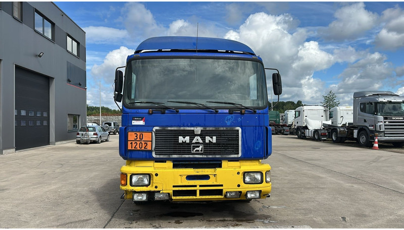 MAN 26.402 (18.000 L / 6X2 / 6 CYLINDER / FRONT STEEL / 3 COMPARTIMENTS) - Tanker truck: picture 2 MAN 26.402 (18.000 L / 6X2 / 6 CYLINDER / FRONT STEEL / 3 COMPARTIMENTS) - Tanker truck: picture 2