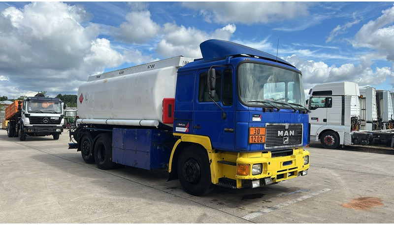 MAN 26.402 (18.000 L / 6X2 / 6 CYLINDER / FRONT STEEL / 3 COMPARTIMENTS) - Tanker truck: picture 3 MAN 26.402 (18.000 L / 6X2 / 6 CYLINDER / FRONT STEEL / 3 COMPARTIMENTS) - Tanker truck: picture 3