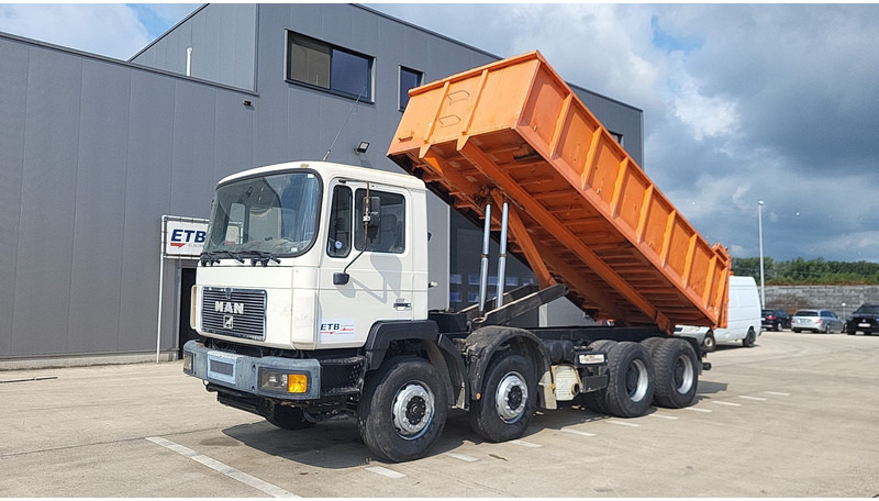 MAN 32.372 (BIG AXLE / STEEL SUSPENSION / MANUAL PUMP / 6 CYLINDER) - Tipper: picture 1 MAN 32.372 (BIG AXLE / STEEL SUSPENSION / MANUAL PUMP / 6 CYLINDER) - Tipper: picture 1