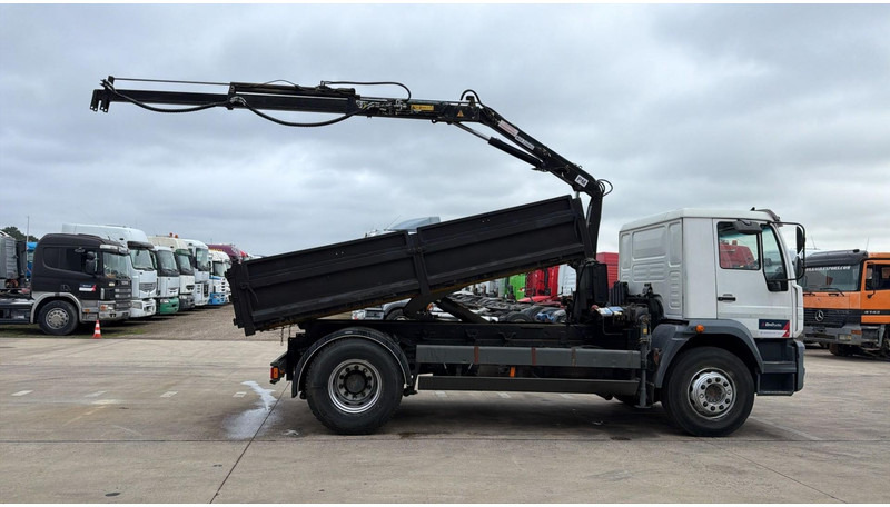 MAN LE 250 (MANUAL PUMP / MANUAL GEARBOX / TIPPER + CRANE / GOOD CONDITION) - Tipper, Crane truck: picture 4 MAN LE 250 (MANUAL PUMP / MANUAL GEARBOX / TIPPER + CRANE / GOOD CONDITION) - Tipper, Crane truck: picture 4