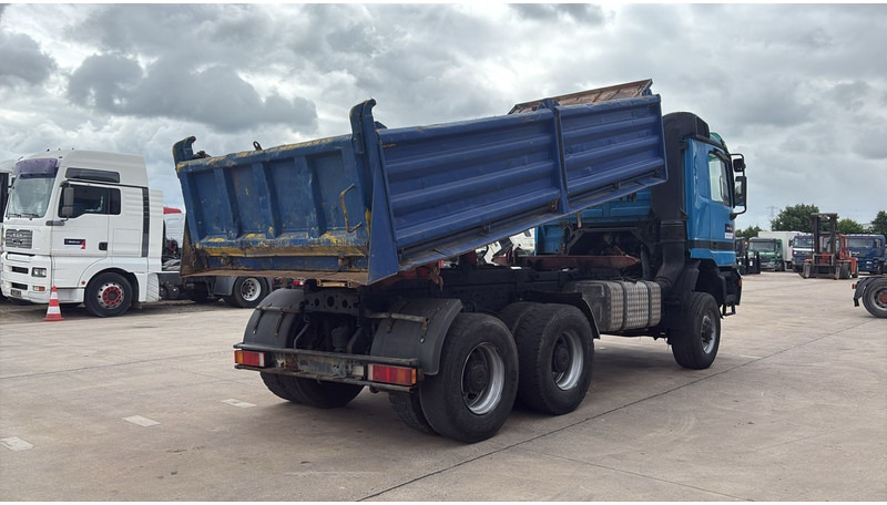 Mercedes-Benz actros 3340 (6X6 / BOITE MANUELLE /MANUAL GEARBOX / 3 PONTS / V6 / MP1) - Tipper: picture 5 Mercedes-Benz actros 3340 (6X6 / BOITE MANUELLE /MANUAL GEARBOX / 3 PONTS / V6 / MP1) - Tipper: picture 5